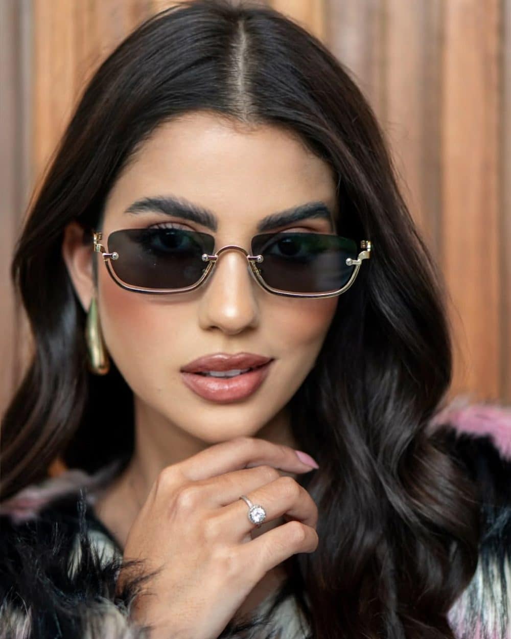 Modelo usando o Cais retangular em metal dourado