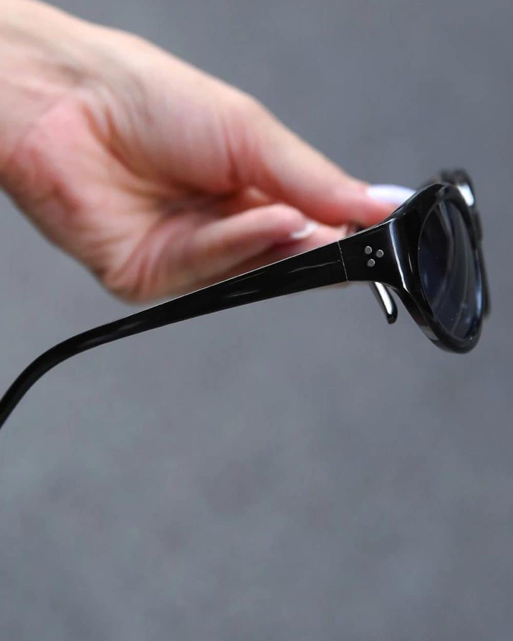 Óculos Noturna oval em acetato preto, segurado pela haste